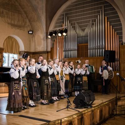 1.	Folklorinis ansamblis „Šaltinėlis“, vadovai Virginija Babaliauskienė ir Ramūnas Jonaitis (jie groja kartu su vaikais scenoje).