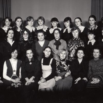 1980 m. laida. Mokytojai: B. Kimel, K. Smulskytė, J. Štarkienė, J. Bundzaitė, D. Akelytė, N. Bačkienė, I. Baumilienė, L. Užkuraitienė, G. Karaškaitė, Ž. Barauskienė, Ch. Vėžauskienė, L. Juzeliūnaitė