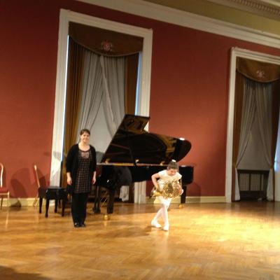 W. A. Mozarto „Piemenėlio dainą“ atliko Emilija Klotilda Dūdaitė (valtorna, 3 kl., mokytojas Steponas Einikis), akompanavo Jūratė Baranauskienė