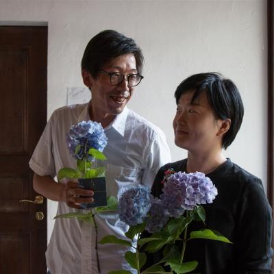 Japonai Junas Konishis ir Kaori Taniguchi eksperimentuoja tokiomis juvelyrikai nebūdingomis medžiagomis kaip betonas bei plastikas.