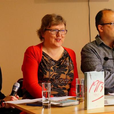 Vokiečių meno istoriko Floriano Illieso Knygą „1913: šimtmečio vasara“ į lietuvių kalbą išvertusi Kristina Sprindžiūnaitė (centre) ją pirmiausia ne perskaičiusi, o išgirdo audioformatu ir susižavėjo panoraminiu mikroistorijų romano turiniu.