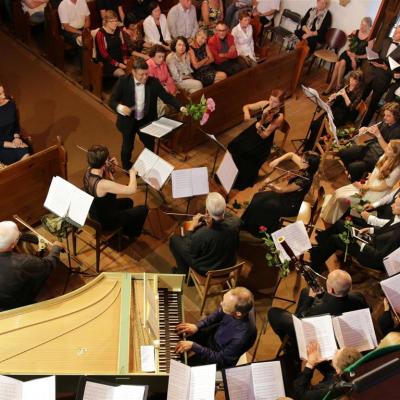 Pabaigos koncerto metu improvizuota Nidos evangelikų liuteronų bažnyčios scena užpildoma maksimaliai – atliekama J. S. Bacho kantata.