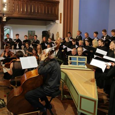 Pabaigos koncerto metu improvizuota Nidos evangelikų liuteronų bažnyčios scena užpildoma maksimaliai – atliekama J. S. Bacho kantata.