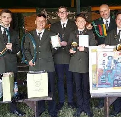 Nuotr. Audriaus Pučinsko auklėtiniai IV-ojo Tarptautinio miško ir medžioklės kultūros festivalio Goluchow 2017 (Lenkija) laureatai