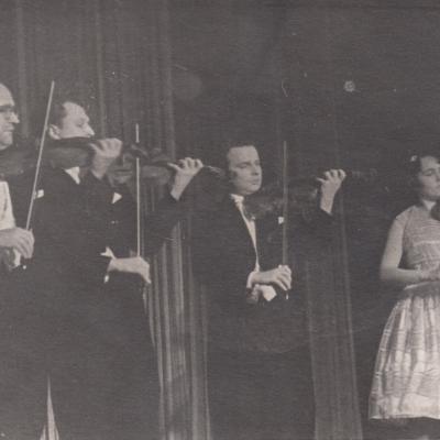Lietuvos kamerinio orkestro koncertas Estijoje. I-ji smuikai: V. Radovičius, P. Juodišius, K. Kanišauskas, J. Remigolskytė. 1965 m.