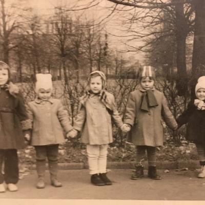 A.Žiūraitytė, Dalia Balsytė, Danguolė Juzeliūnaitė ir kiemo draugės Irutė ir Giedrė 