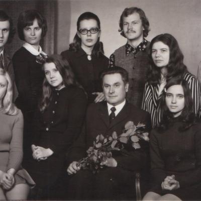 Su doc. Vaclovu Paketūru ir kursiokais -Mindaugu Urbaičiu, Virginija Apanavičiene, Zita Kelmickaite, Algirdu Martinaičiu, Vida Bakutyte ir kt. 1971-72 m..jpg