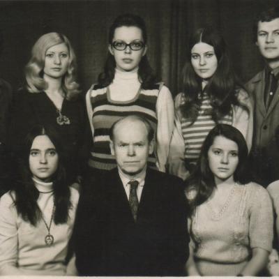 Su kurso draugais ir destytoju kompozitoriumi Jonu Nabažu, 1973; LMTA archyvas