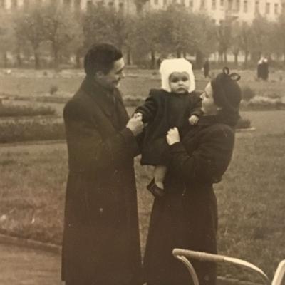 Su tėvais Lukiškių aikštėje