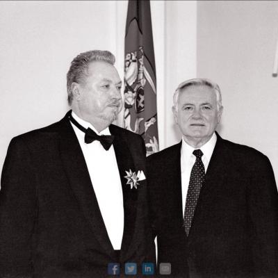 Prezidentas Valdas Adamkus 2003 m. suteikė aukščiausią apdovanojimą – ordino „Už nuopelnus Lietuvai“ Didįjį kryžių