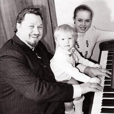 Šeimos „fortepijoninis trio“ su mažuoju Virgučiu