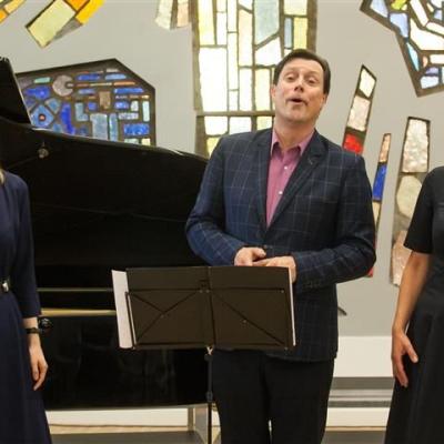 Nuostabia lietuvių liaudies daina šventę pradėjo Juozapaičių šeimos trio: Ieva, Eglė ir Vytautas