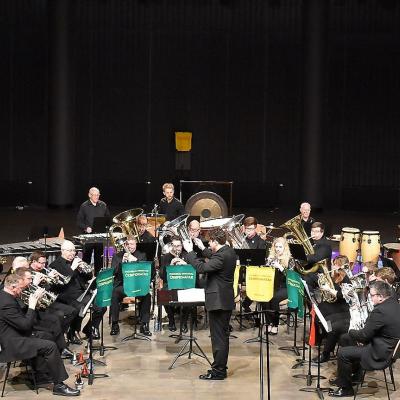 Baigiamajame XVIII-ojo atvirojo Lietuvos pučiamųjų instrumentų orkestrų čempionato Gala koncerte ir apdovanojimų ceremonijoje Palangos koncertų salėje koncertuoja The Filton Concert Brass (Velsas, JK),
dirigentas Tom Davoren (Velsas, JK). 
