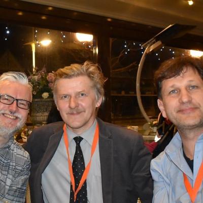 Interviu  Europos orkestrų internetinės svetainės 4barsrest.com korespondentui Iwan Fox. Iš kairės į dešinę: Iwan Fox, Kazys Daugėla ir Remigijus Vilys