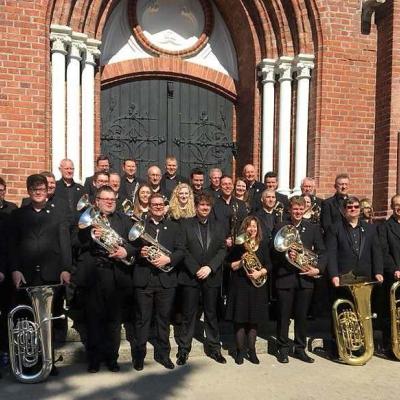 Po koncerto Palangos Švč. Mergelės Marijos Ėmimo į dangų bažnyčioje The Filton Concert Brass (Velsas, JK) muzikantai su dirigentu Tom Davoren 