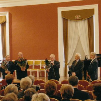 2006 10 08 Vilniaus Rotušėje. Sveikina prof. R. Žigaitis, prof. E. Gabnys, Z. Mikšys, V. Juodpusis