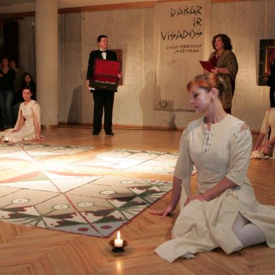 2006 m. spalio 1-oji. Svajonės apie naują teatrą: teatras simboliškai supiltas iš Baltijos smėlio ir akmenukų