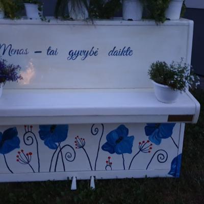 Gerda Gudinaitė „Mėlyna saulė“ 
Joniškio žemės ūkio mokyklos dekoratyvinio apželdinimo verslo darbuotojų specialybės mokiniai
