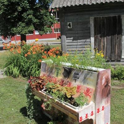 Lina Ripskytė „Sofija“ 
Joniškio žemės ūkio mokyklos dekoratyvinio apželdinimo verslo darbuotojų specialybės mokiniai. Nuo liepos 1 d. pianinas skambės M. K. Čiurlionio muzika (muzikinis įtaisas V. Butaučio).
