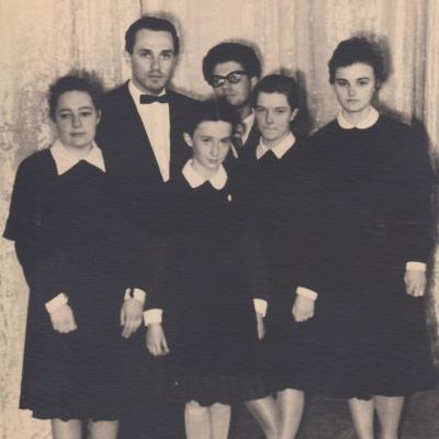 1959 su M. K. Čiurlionio meno mokyklos orkestro koncertmeisteriais. D. Pomerancaitė, L. Gordonaitė, G. Lifšicas, A. Vainiūnaitė, S. Narūnaitė