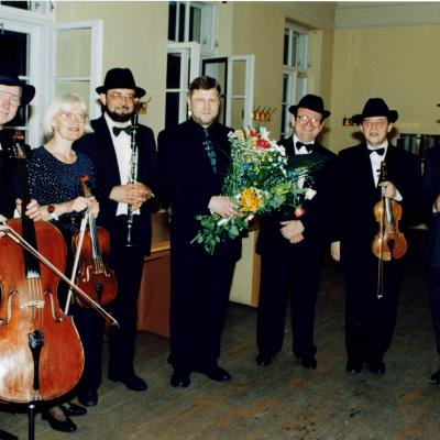 1998 m. Ansamblis „Lietuvos Jeruzalė“, A. Rakausko foto. Iš kairės: V. Kaplūnas (violončelė), O. Lužnova (altas), kompozitorius F. Latėnas, L. Melnikas (fortepijonas), B. Traubas (vadovas, smuikas), A. Peseckas (smuikas).