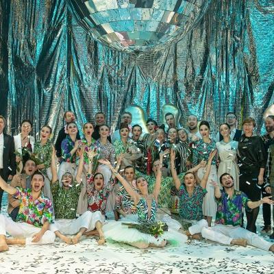 Klaipėdos valstybinio muzikinio teatro baleto trupė ir kūrybinė komanda po šokio spektaklio „Spragtukas“ premjeros. Martyno Aleksos nuotr.