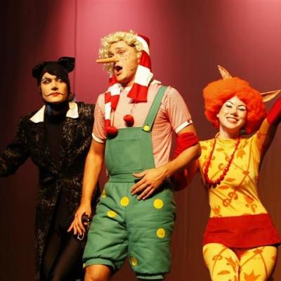 Debiutas - Buratinas Klaipėdos valstybiniame muzikiniame teatre 2009; Katinas - Rokas Spalinskas, Lapė - Vitalija Trinkė