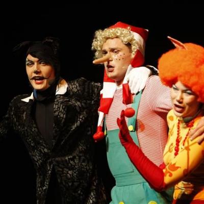 Debiutas - Buratinas Klaipėdos valstybiniame muzikiniame teatre 2009; Katinas - Rokas Spalinskas, Lapė - Vitalija Trinkė