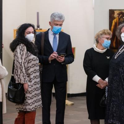 Publiką pasitinka (iš kairės) lituanistė J. Palionytė, smuikininkė D. Smolskienė, LMS tarybos narys T. Bakučionis, S. Karoso labdaros ir paramos fondo direktorė R. Kryžauskienė ir LMS prezidentė A. Žigaitytė-Nekrošienė