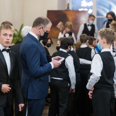 AUKSINIO DISKO 2021 laureatas berniukų ir jaunuolių choras ĄŽUOLIUKAS, choro meno vadovas ir dirigentas prof. Vytautas Miškinis