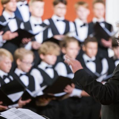 AUKSINIO DISKO 2021 laureatas berniukų ir jaunuolių choras ĄŽUOLIUKAS, choro meno vadovas ir dirigentas prof. Vytautas Miškinis
