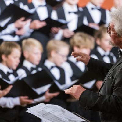 AUKSINIO DISKO 2021 laureatas berniukų ir jaunuolių choras ĄŽUOLIUKAS, choro meno vadovas ir dirigentas prof. Vytautas Miškinis