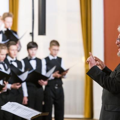 AUKSINIO DISKO 2021 laureatas berniukų ir jaunuolių choras ĄŽUOLIUKAS, choro meno vadovas ir dirigentas prof. Vytautas Miškinis