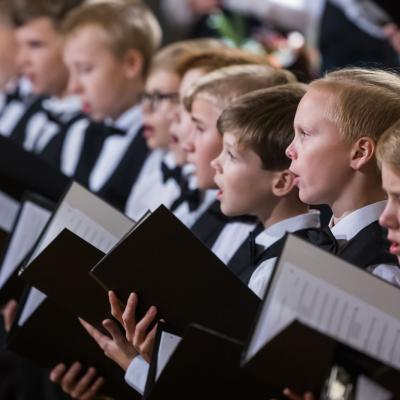 AUKSINIO DISKO 2021 laureatas berniukų ir jaunuolių choras ĄŽUOLIUKAS, choro meno vadovas ir dirigentas prof. Vytautas Miškinis