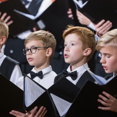 AUKSINIO DISKO 2021 laureatas berniukų ir jaunuolių choras ĄŽUOLIUKAS, choro meno vadovas ir dirigentas prof. Vytautas Miškinis