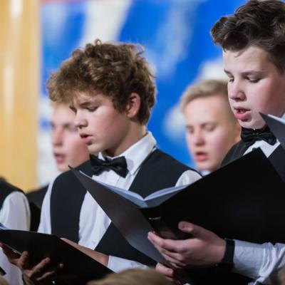 AUKSINIO DISKO 2021 laureatas berniukų ir jaunuolių choras ĄŽUOLIUKAS, choro meno vadovas ir dirigentas prof. Vytautas Miškinis
