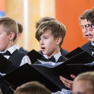 AUKSINIO DISKO 2021 laureatas berniukų ir jaunuolių choras ĄŽUOLIUKAS, choro meno vadovas ir dirigentas prof. Vytautas Miškinis