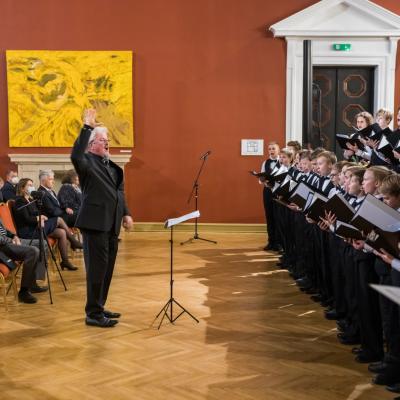 AUKSINIO DISKO 2021 laureatas berniukų ir jaunuolių choras ĄŽUOLIUKAS, choro meno vadovas ir dirigentas prof. Vytautas Miškinis
