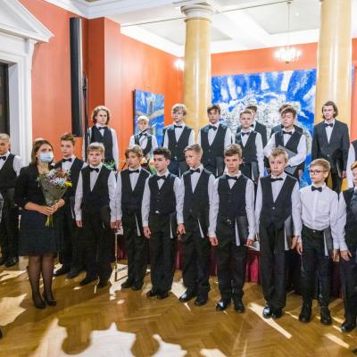 AUKSINIO DISKO 2021 laureatas berniukų ir jaunuolių choras ĄŽUOLIUKAS, choro meno vadovas ir dirigentas prof. Vytautas Miškinis. Sveikina LMS prezidentė Audronė Žigaitytė-Nekrošienė