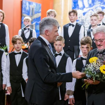 AUKSINIO DISKO 2021 laureatas berniukų ir jaunuolių choras ĄŽUOLIUKAS, choro meno vadovas ir dirigentas prof. Vytautas Miškinis. Sveikina LMS tarybos narys Tomas Bakučionis 