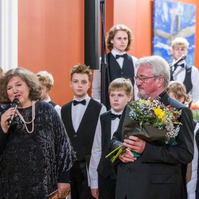 AUKSINIO DISKO 2021 laureatas berniukų ir jaunuolių choras ĄŽUOLIUKAS, choro meno vadovas ir dirigentas prof. Vytautas Miškinis. Sveikina LMS prezidentė Audronė Žigaitytė-Nekrošienė