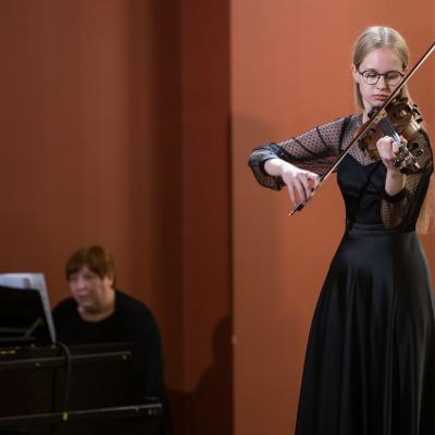 Ugnė Krikščiūnaitė ir pianistė Daiva Šulcaitė