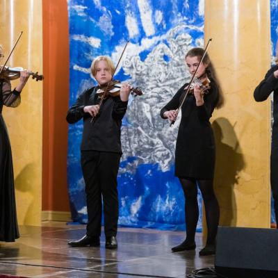 Smuikininkų ansamblis „Fiori musicali“, koncertmeisterė Daiva Šulcaitė (Šiaulių Sauliaus Sondeckio, 1-osios muzikos mokyklos ir „Dagilėlio“ dainavimo mokyklos mokiniai, vadovė mokytoja ekspertė Nijolė Prascevičienė