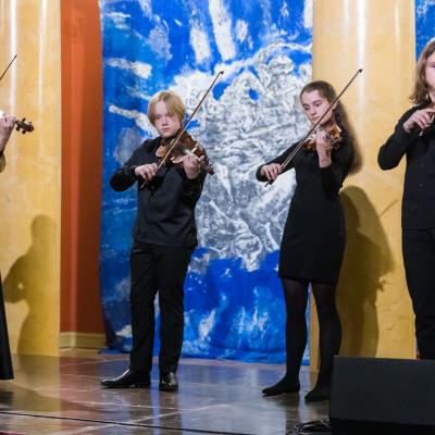 Smuikininkų ansamblis „Fiori musicali“, koncertmeisterė Daiva Šulcaitė (Šiaulių Sauliaus Sondeckio, 1-osios muzikos mokyklos ir „Dagilėlio“ dainavimo mokyklos mokiniai, vadovė mokytoja ekspertė Nijolė Prascevičienė