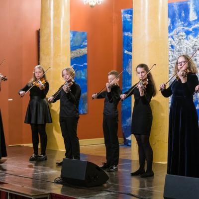 Smuikininkų ansamblis „Fiori musicali“, koncertmeisterė Daiva Šulcaitė (Šiaulių Sauliaus Sondeckio, 1-osios muzikos mokyklos ir „Dagilėlio“ dainavimo mokyklos mokiniai, vadovė mokytoja ekspertė Nijolė Prascevičienė