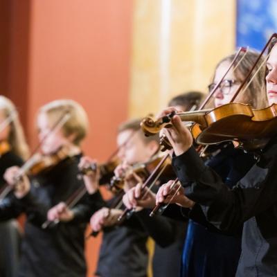 Smuikininkų ansamblis „Fiori musicali“, koncertmeisterė Daiva Šulcaitė (Šiaulių Sauliaus Sondeckio, 1-osios muzikos mokyklos ir „Dagilėlio“ dainavimo mokyklos mokiniai, vadovė mokytoja ekspertė Nijolė Prascevičienė