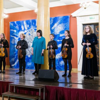 Smuikininkų ansamblis „Fiori musicali“, koncertmeisterė Daiva Šulcaitė (Šiaulių Sauliaus Sondeckio, 1-osios muzikos mokyklos ir „Dagilėlio“ dainavimo mokyklos mokiniai, vadovė mokytoja ekspertė Nijolė Prascevičienė