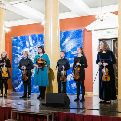 Smuikininkų ansamblis „Fiori musicali“, koncertmeisterė Daiva Šulcaitė (Šiaulių Sauliaus Sondeckio, 1-osios muzikos mokyklos ir „Dagilėlio“ dainavimo mokyklos mokiniai, vadovė mokytoja ekspertė Nijolė Prascevičienė