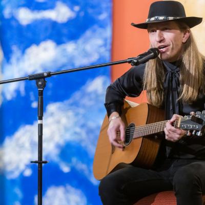 AUKSINIO DISKO 2020 laureatė folkroko grupė ŽALVARINIS – Robertas Semeniukas 