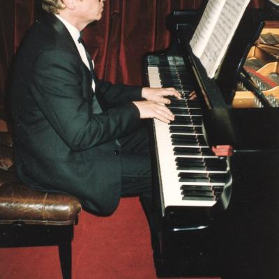 Julius Andrejevas prie fortepijono